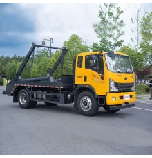 Camion de gunoi cu braț oscilant Sinotruk 7CBM cu încărcător cu buncăr