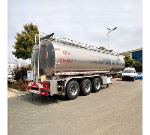 Remorcă cisternă de mare tonaj cu 3 axe de 43000L pentru transportul de produse petroliere
