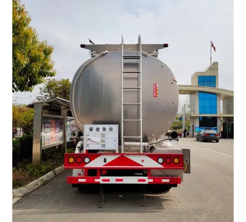 Remorcă cisternă de mare tonaj cu 3 axe de 43000L pentru transportul de produse petroliere