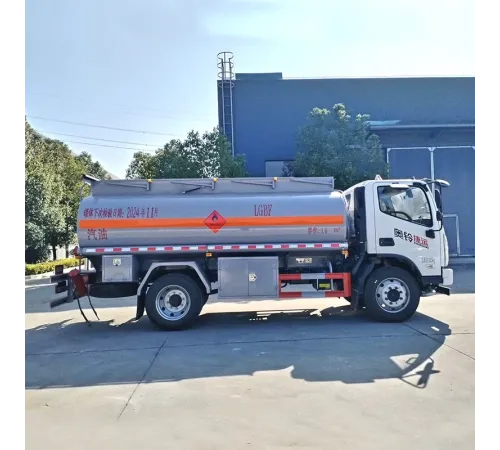 Camioane mici de livrare combustibil Foton 10000 litri 4x2