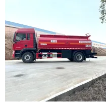 HOWO 4 * 2 cisternă de combustibil diesel cu ulei de fier