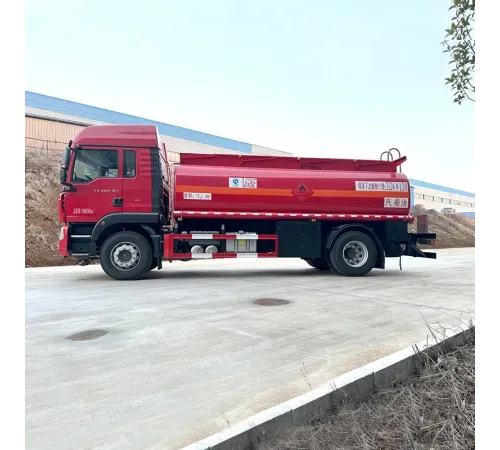 HOWO 4 * 2 cisternă de combustibil diesel cu ulei de fier