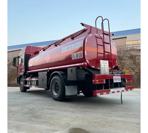 HOWO 4 * 2 cisternă de combustibil diesel cu ulei de fier