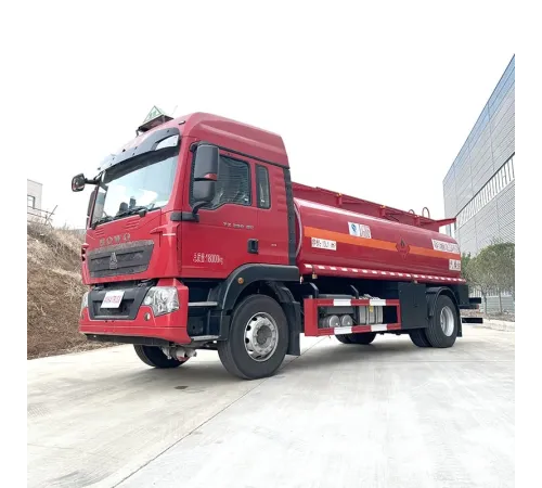 HOWO 4 * 2 cisternă de combustibil diesel cu ulei de fier
