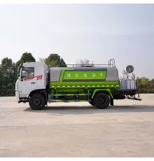 Camion cisternă DongFeng cu o capacitate de 12 metri cubi.