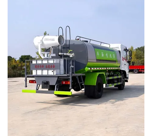 Camion cisternă DongFeng cu o capacitate de 12 metri cubi.