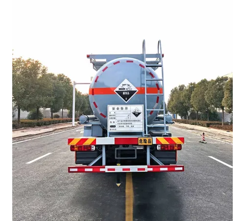 Camion chimic HOWO 8 * 4 HCL pentru transportul soluției de acid sodic