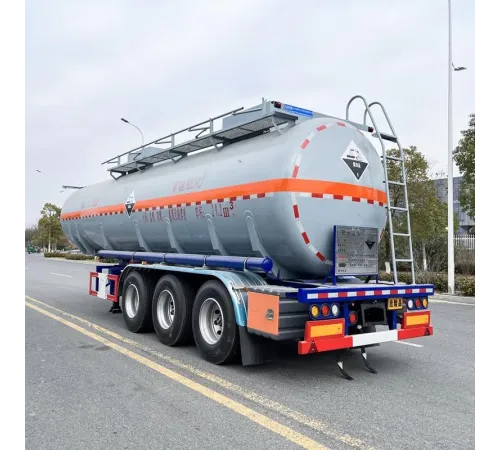 Camion pentru transportul acidului sulfuric și acidului clorhidric cu o capacitate de 30 de metri cubi.