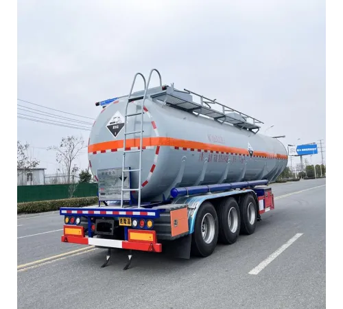 Camion pentru transportul acidului sulfuric și acidului clorhidric cu o capacitate de 30 de metri cubi.