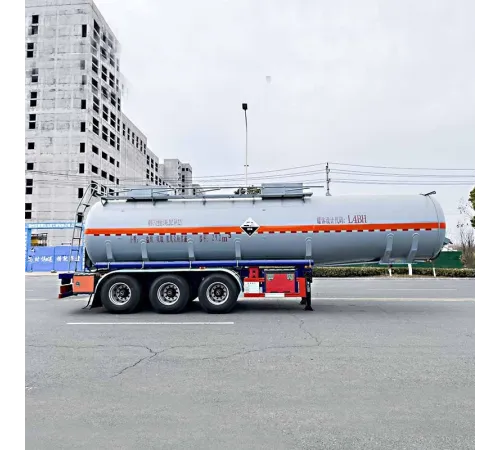 Camion pentru transportul acidului sulfuric și acidului clorhidric cu o capacitate de 30 de metri cubi.
