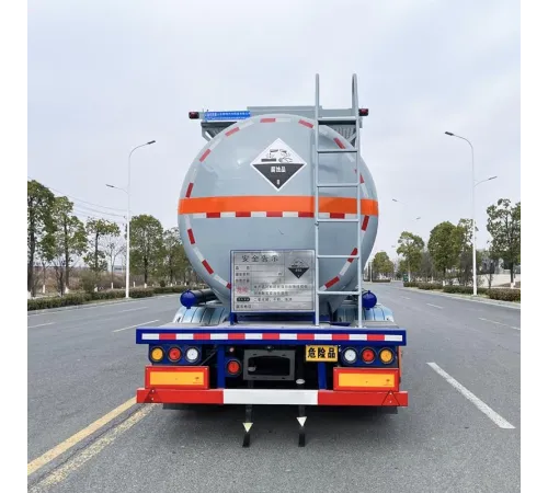 Camion pentru transportul acidului sulfuric și acidului clorhidric cu o capacitate de 30 de metri cubi.