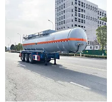 Semiremorcă pentru transportul de substanțe chimice cu un volum de 28,5 metri cubi.