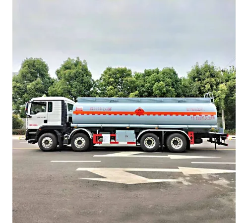 Camion SINOTRUK 8*4 24m3 pentru transportul lichidelor inflamabile cu kerosen