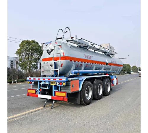 Semiremorcă pentru transportul acidului sulfuric concentrat de 18 metri cubi.