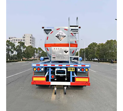 Semiremorcă pentru transportul acidului sulfuric concentrat de 18 metri cubi.