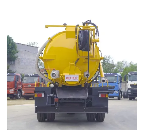 Camion de canalizare ISUZU 4×2 15m3 pentru curățarea și aspirarea deșeurilor