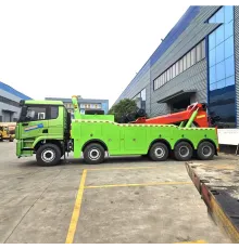 Camion de tractare Shakman 10x4 cu o capacitate de 40 de tone și macara hidraulică