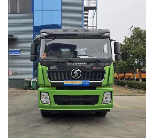 Camion de tractare Shakman 10x4 cu o capacitate de 40 de tone și macara hidraulică