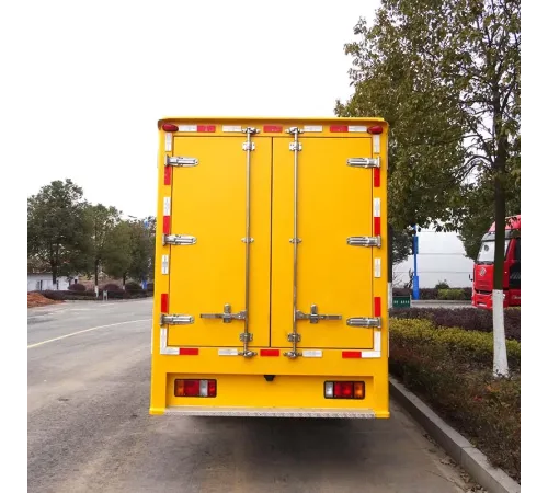 Camion Isuzu mic pentru generarea de energie de urgență în aer liber cu o capacitate de 50 kW