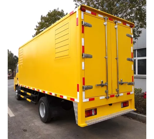 Camion Isuzu mic pentru generarea de energie de urgență în aer liber cu o capacitate de 50 kW