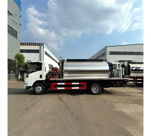 Finisor asfalt ISUZU 8 CBM 4*2 pentru pulverizarea bitumului