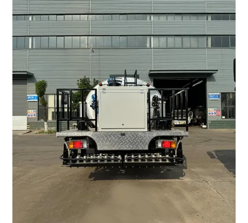Finisor asfalt ISUZU 8 CBM 4*2 pentru pulverizarea bitumului