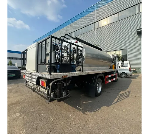 Finisor asfalt ISUZU 8 CBM 4*2 pentru pulverizarea bitumului