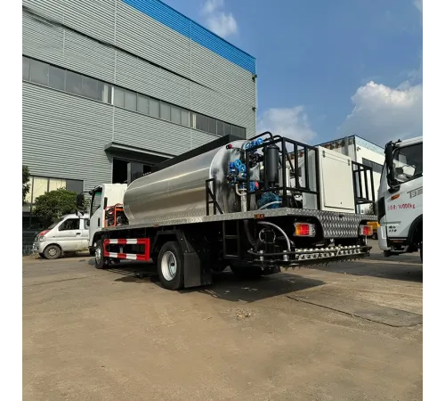 Finisor asfalt ISUZU 8 CBM 4*2 pentru pulverizarea bitumului