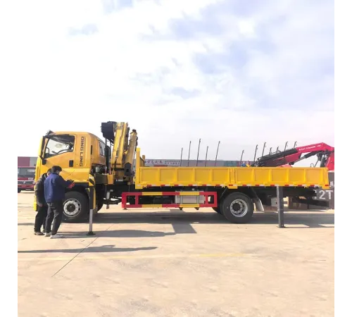 Camion ISUZU 4X2 cu macara de 12 tone