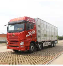 Camion FAW 8*4 pentru transport animale, păsări de curte, pui, porci