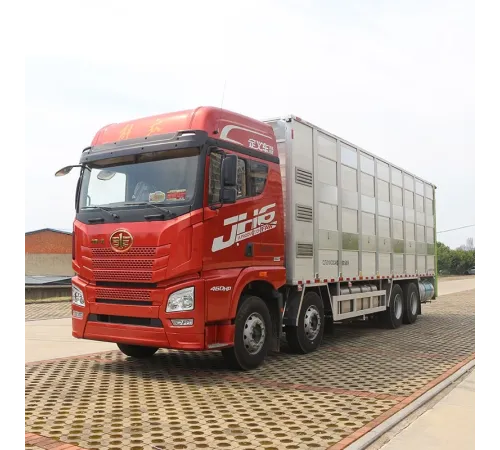 Camion FAW 8*4 pentru transport animale, păsări de curte, pui, porci