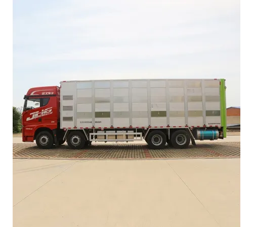 Camion FAW 8*4 pentru transport animale, păsări de curte, pui, porci