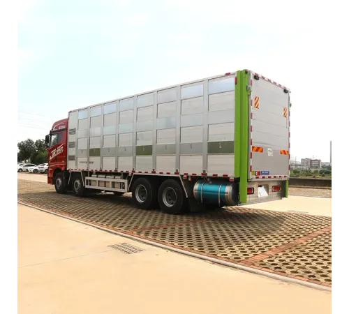 Camion FAW 8*4 pentru transport animale, păsări de curte, pui, porci