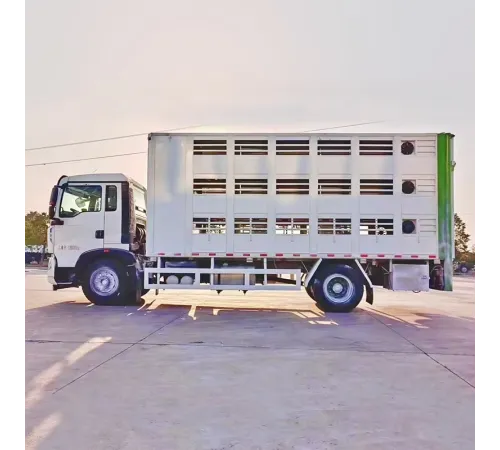 Camion HOWO pentru transportul animalelor, porcilor, găinilor, bovinelor, păsărilor de curte