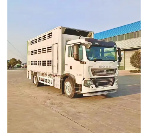 Camion HOWO pentru transportul animalelor, porcilor, găinilor, bovinelor, păsărilor de curte