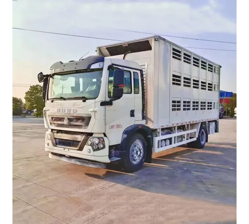 Camion HOWO pentru transportul animalelor, porcilor, găinilor, bovinelor, păsărilor de curte