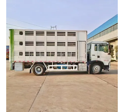 Camion HOWO pentru transportul animalelor, porcilor, găinilor, bovinelor, păsărilor de curte