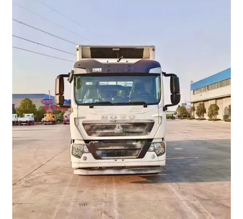 Camion HOWO pentru transportul animalelor, porcilor, găinilor, bovinelor, păsărilor de curte