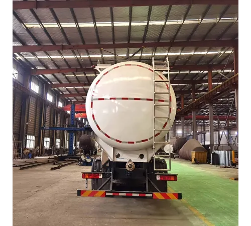 Camion de transport granule de rășină de ulei de porumb HOWO 28cbm