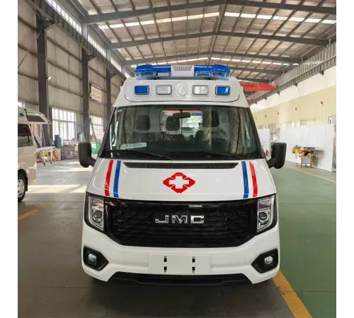 Ambulanță de tip furgonetă JMC cu echipament medical