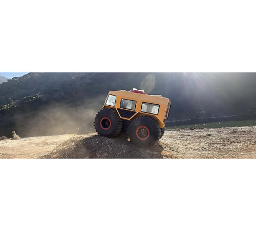 Vehicul 4x4 cu corp etanşat pentru teren dificil